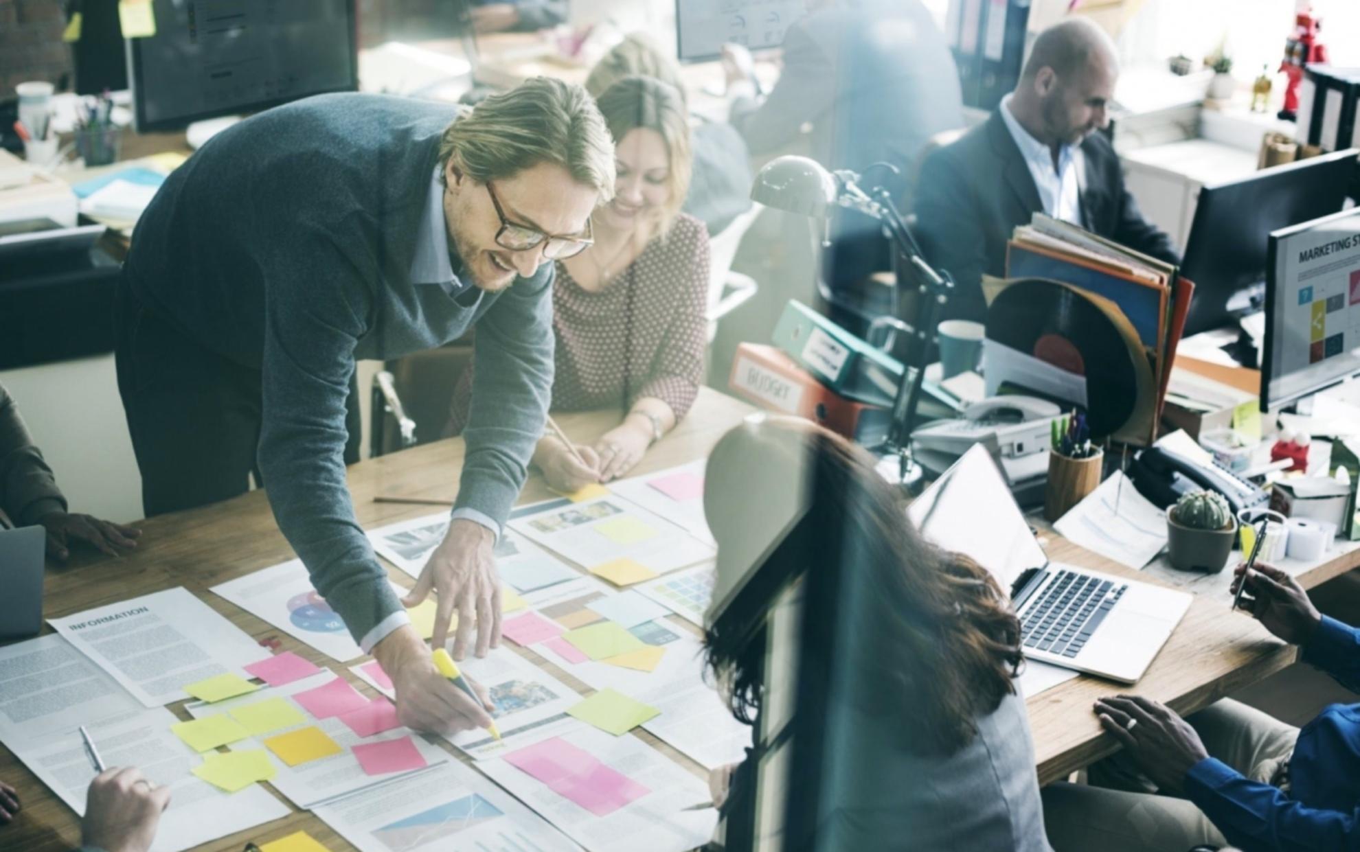 Équipe collaborative de Belorivona travaillant sur des stratégies financières personnalisées pour clients québécois